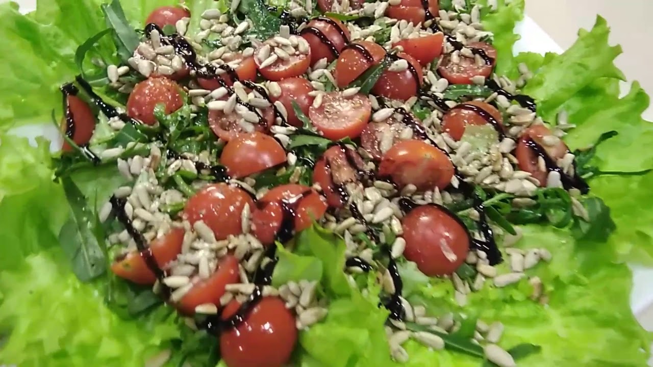 Горячий салат с семечками